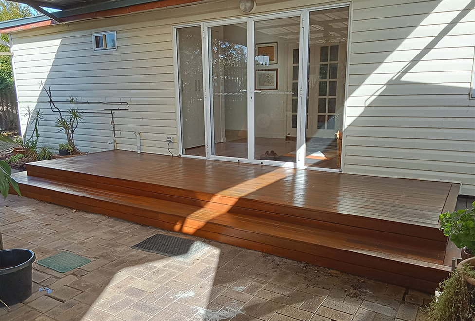 Custom timber entry deck with steps built by Albany WA carpenter.